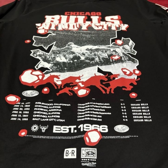 Chicago Bulls Bleacher Report x Mitchell & Ness Unisex World Tour Long Sleeve - Picture 4 of 7